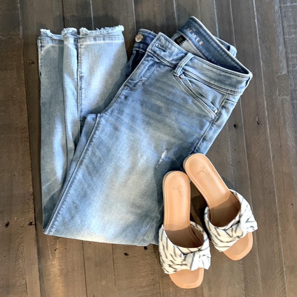 Distressed skimmer jeans from White House Black Market, size 2